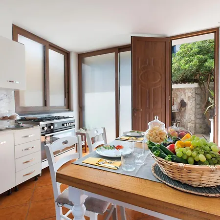 Guest house Double Luxury In Con Terrazzo Privato Massa Lubrense